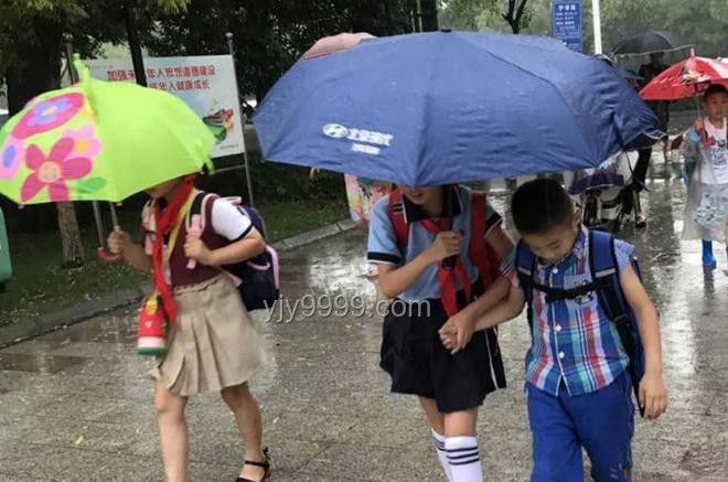 孩子淋雨演出老师打伞观看？假——问题解决方案